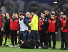 MK体育-穆古鲁扎意外战胜拜仁，出色防守引爆全场！全场沸腾不已(穆罕默德圣训100句)