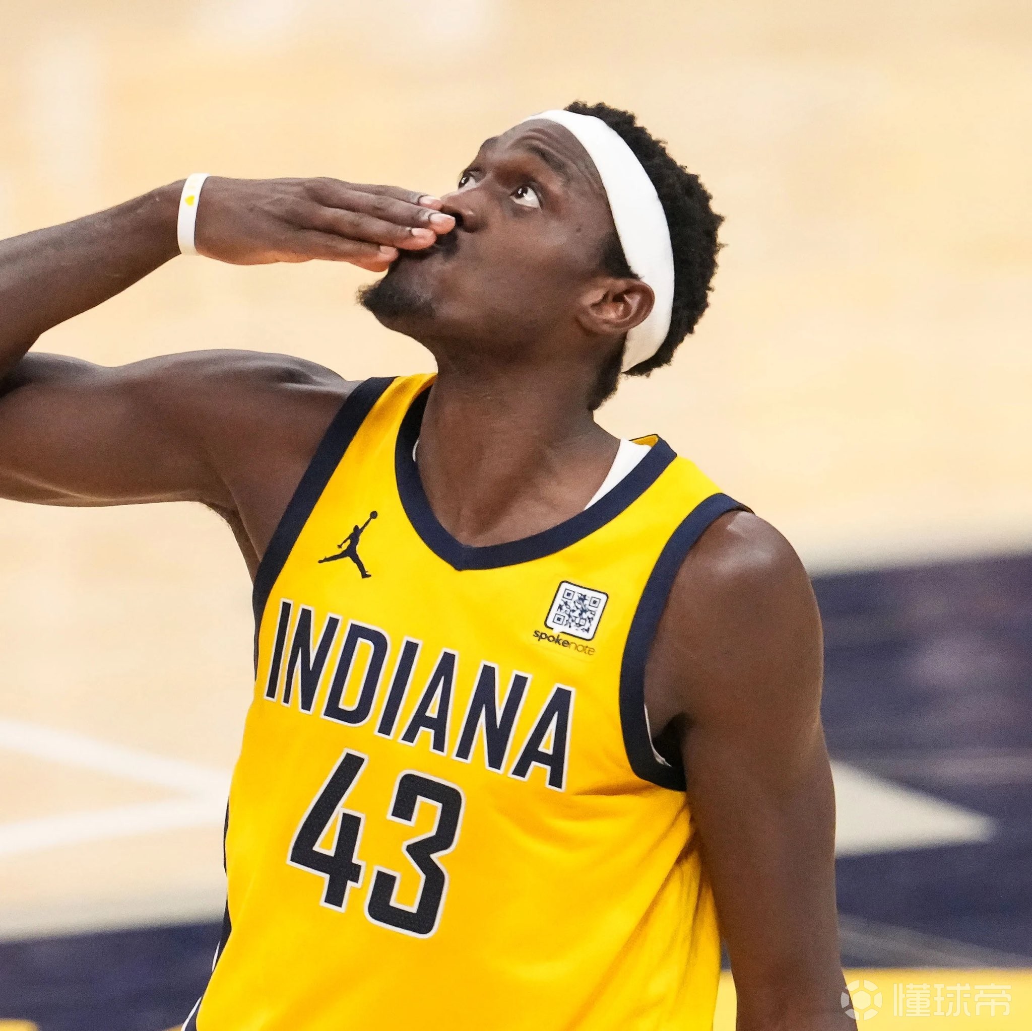 MK体育-包含西亚卡姆回归赛场，关键助攻首场状态亮眼，勇士观众沸腾！的词条